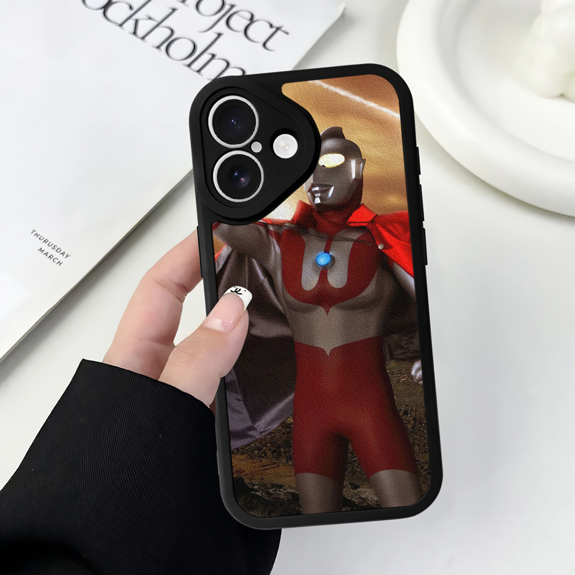 （画像用） ウルトラマン Ultraman 【iPhone 16シリーズ対応】シリコンスマホケース（レザー調） 材質：シリコン